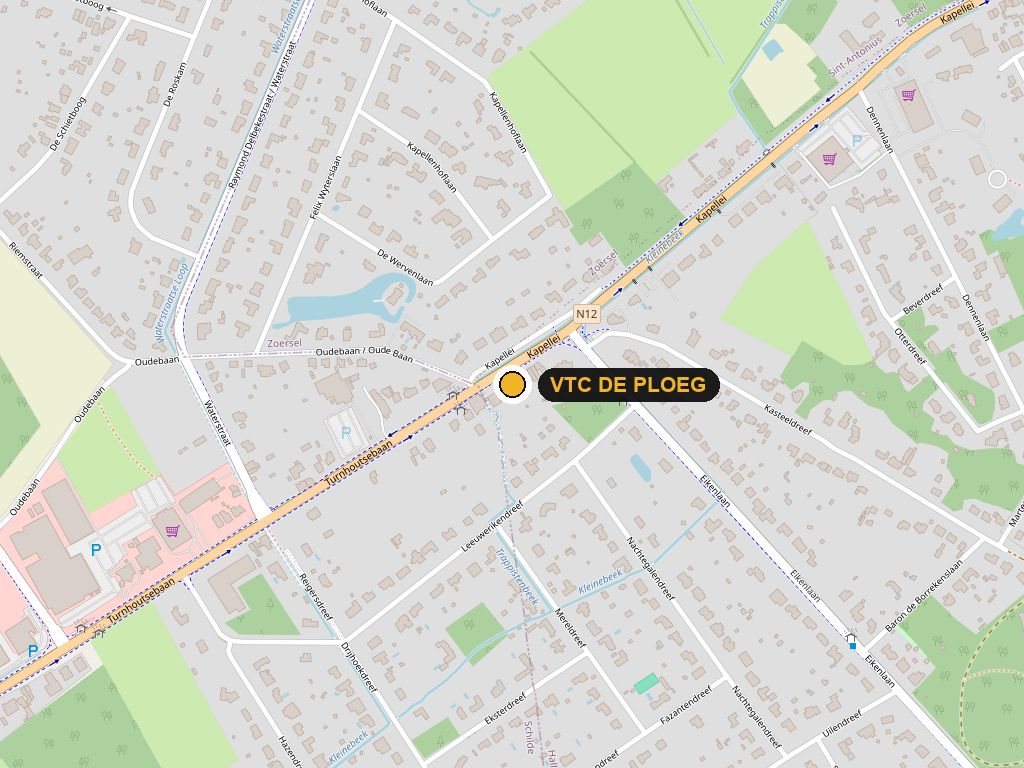 Kaartje van de omgeving: Vrijetijdscentrum De Ploeg ligt aan de Kapellei (N12) in Halle-Zoersel, tussen de Oudebaan en de Eikenlaan.